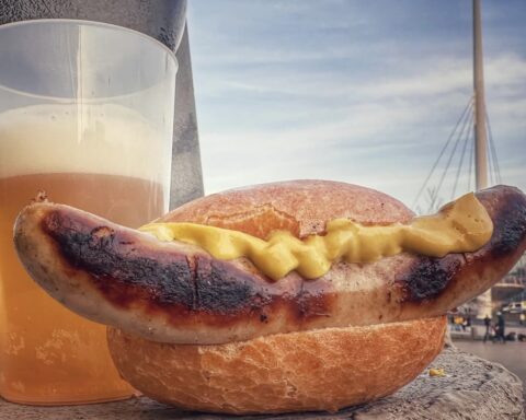 Bier und Bratwurst in der Bundesliga: Wo Fans am günstigsten satt werden