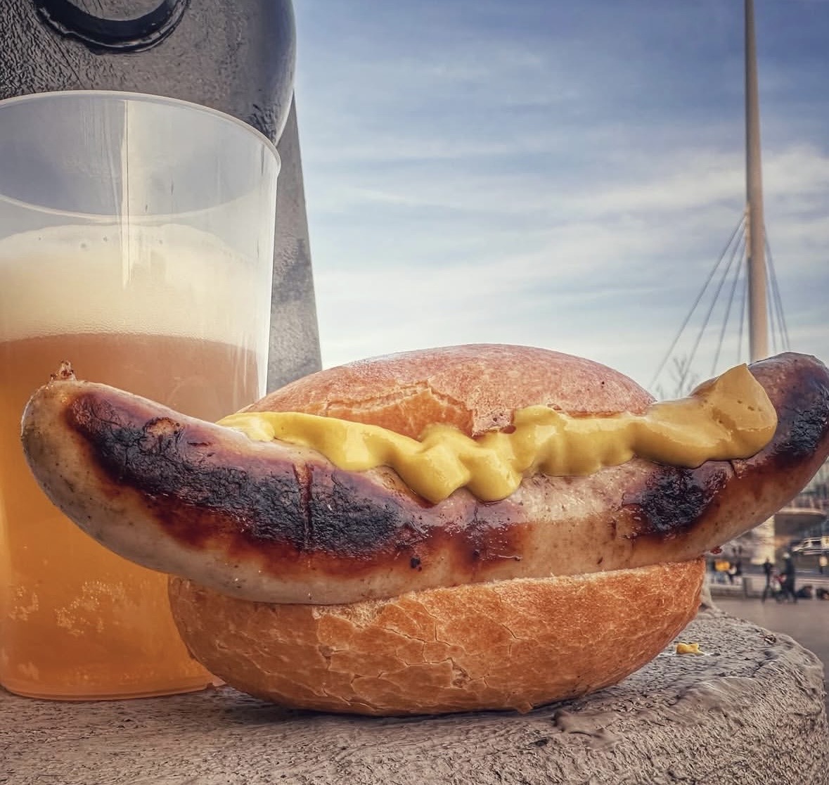 Bier und Bratwurst in der Bundesliga: Wo Fans am günstigsten satt werden